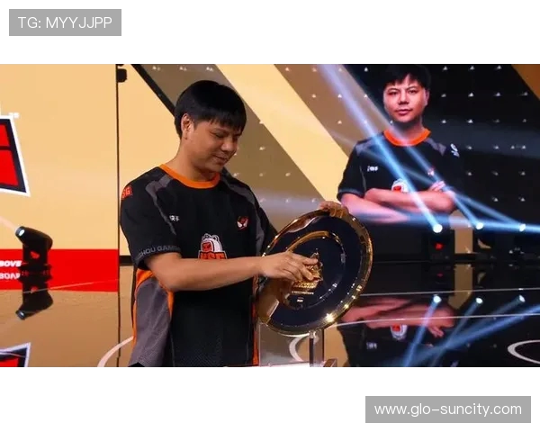 曾卓君通过游戏获得数亿元收入 成为电竞行业新兴财富象征